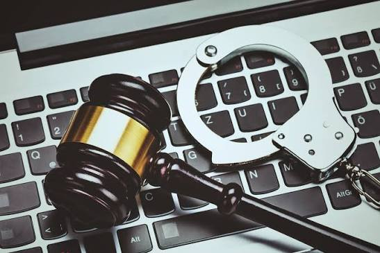 تعد الجرائم الالكترونية من الجرائم المستحدثة  فأمام الاستخدمات المتكررة والمتزايدة للانترنت وأجهزة الحواسيب أصبح هناك عالم رقمن  واسع اتخذته فئة من المجريمين منصة للتلاعب بأفراد المجتمع بصورة خاصة والمجتمع بصفة عامة لذلك اصبح يتخذ عالم جرائم الرقمنة أو المعلوماتية عدة صور تهدد المجتمع فهي ظاهرة عالمية تتطلب التدخل ومحاولة توفير أجهزة ووسائل الحماية من ذلك استعراض موقف المشرع الجزائري للتصدي لها والعمل على الحد من انتشارها.